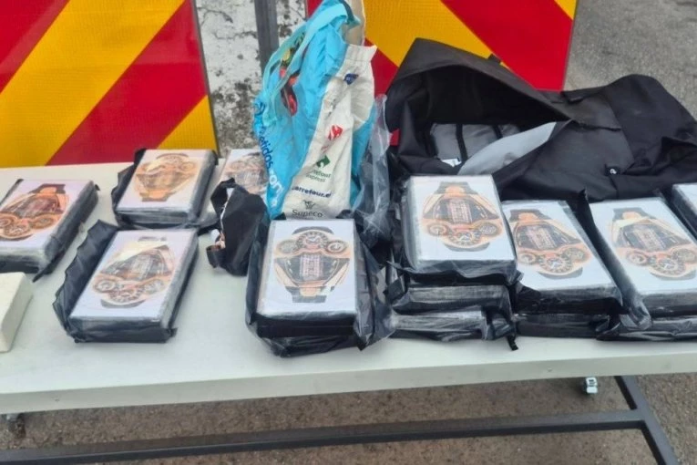VELIKA AKCIJA POLICIJE NA GRANICI! Zaplenili 17,5 kg kokaina, muškarac (57) EKSPRESNO UHAPŠEN: Nađeno i više od 2.000 evra (FOTO, VIDEO)