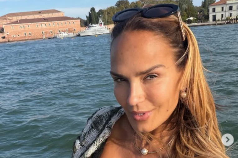 MARIJANA MATEUS pozirala u Veneciji u mini-haljini: Luksuzna tašna i nakit vrede pravo BOGATSTVO (FOTO)