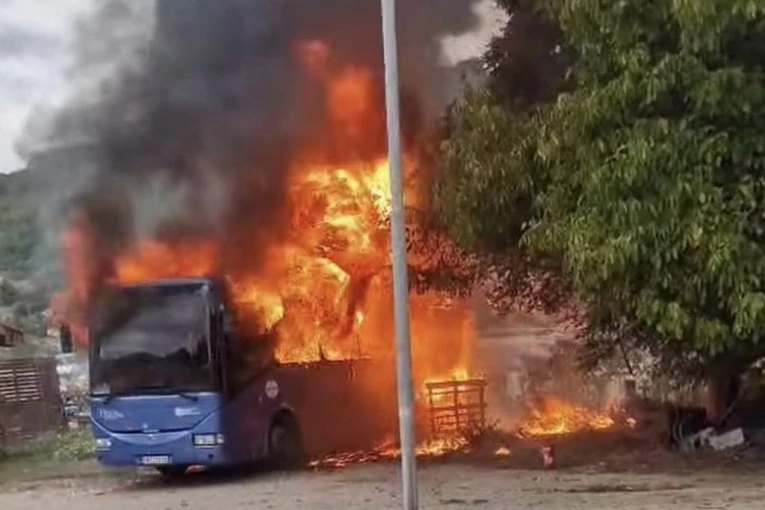 IZGOREO AUTOBUS U PRIJEPOLJU! Stravičan požar progutao vozilo!