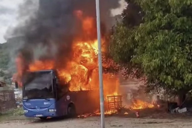 IZGOREO AUTOBUS U PRIJEPOLJU! Stravičan požar progutao vozilo!