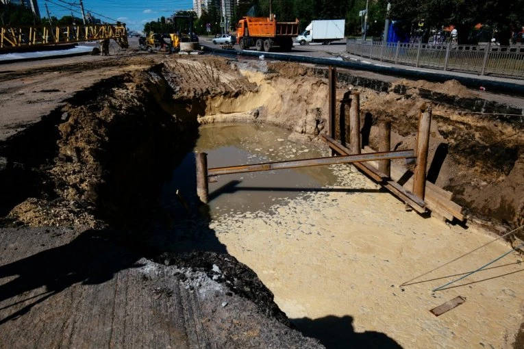 OGLASILO SE TUŽILAŠTVO NAKON PUCANJA POTPORNOG ZIDA U VOJVODE VLAHOVIĆA! Automobil propao u rupu!