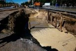 OGLASILO SE TUŽILAŠTVO NAKON PUCANJA POTPORNOG ZIDA U VOJVODE VLAHOVIĆA! Automobil propao u rupu!