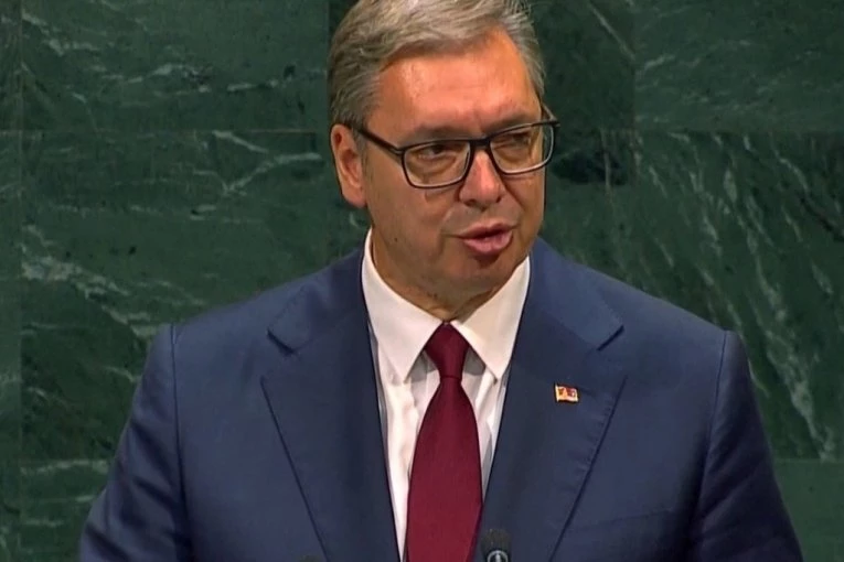 PREDSEDNIK VUČIĆ SE OBRAĆA GRAĐANIMA IZ NJUJORKA nakon snažnog govora pred Generalnom skupštinom UN