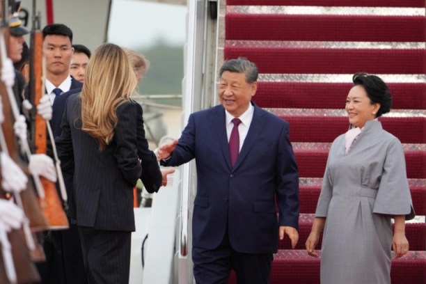 TRAMP I MELANIJA DOČEKALI KINESKOG LIDERA ISPRED BELE KUĆE! Američki predsednik i prva dama pozdravili Sija i njegovu suprugu uz zvuke orkestra