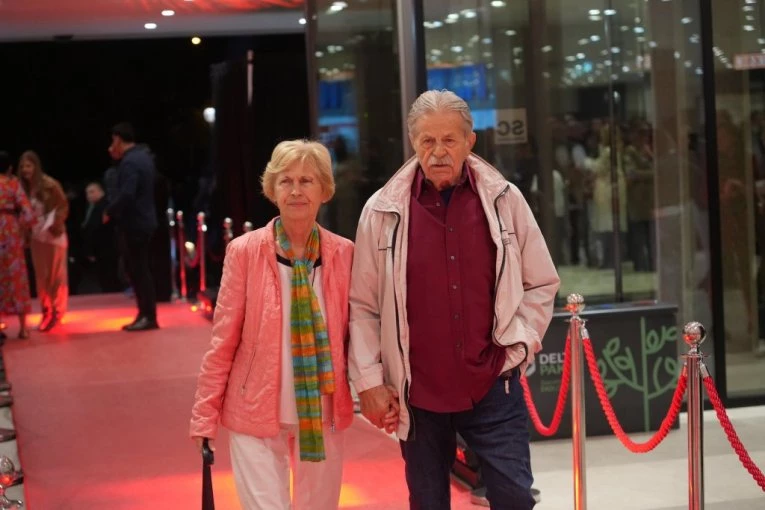 OVO JE PARTNERKA ČIKA RŠUMA! Posle smrti smrti supruge Nataše zavoleo Gocu , uhvaćeni na premijeri "Kengura" (GALERIJA)