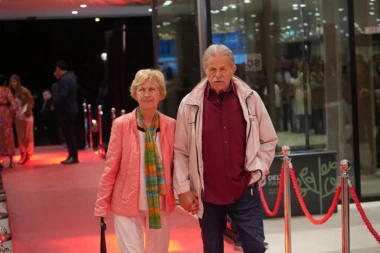 OVO JE PARTNERKA ČIKA RŠUMA! Posle smrti supruge Nataše zavoleo Gocu , uhvaćeni na premijeri "Kengura" (GALERIJA)