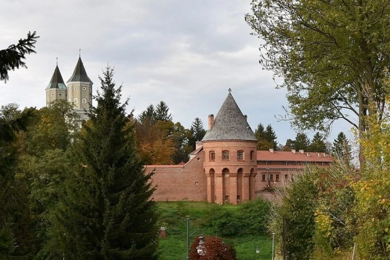 JEDAN SVEŠTENIK UBIJEN, A DVOJICA RANJENI: Napadač nožem nasrnuo na ukupno pet osoba u katoličkom manastiru u Poljskoj