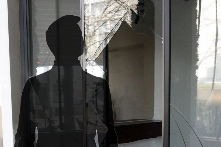 TINEJDŽER ULETEO U IZLOG, STAKLO MU SE ZABOLO U TELO: I danas se  očevici sveže sećaju kako je bežao od pomamljenih vršnjaka