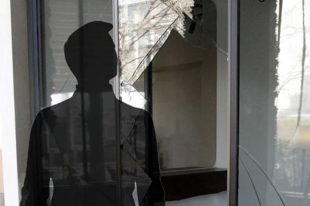 TINEJDŽER ULETEO U IZLOG, STAKLO MU SE ZABOLO U TELO: I danas se  očevici sveže sećaju kako je bežao od pomamljenih vršnjaka