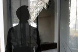 TINEJDŽER ULETEO U IZLOG, STAKLO MU SE ZABOLO U TELO: I danas se  očevici sveže sećaju kako je bežao od pomamljenih vršnjaka