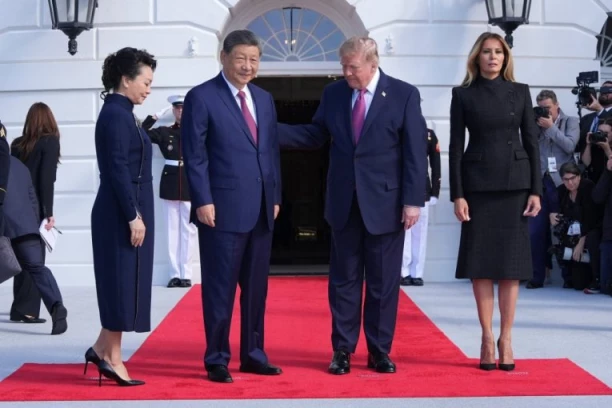 KAKO JE AMERIČKI PREDSEDNIK SAM SEBI "USKOČIO U USTA"?! Isplivao Trampov tvit od pre 14 godina o Siju, a danas mu priređuje svečani doček (FOTO)