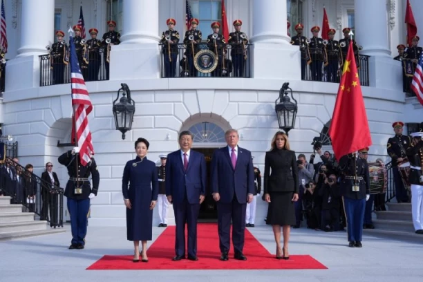 TRAMP I MELANIJA DOČEKALI KINESKOG LIDERA ISPRED BELE KUĆE! Američki predsednik i prva dama pozdravili Sija i njegovu suprugu uz zvuke orkestra (FOTO, VIDEO)