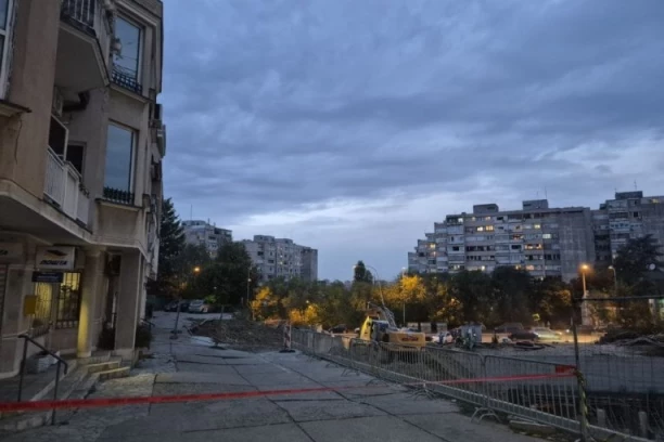 NOVA SLIKA SA MESTA URUŠAVANJA U VOJVODE VLAHOVIĆA! Ulica i dalje zatvorena za vozila - OVO JE TRENUTNO STANJE! (FOTO, VIDEO)