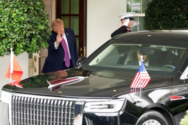 ZAVRŠEN SASTANAK TRAMPA I SIJA! Kineski lider napustio Belu kuću, američki kolega ga ispratio  (FOTO)