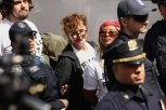 SNIMAK HAPŠENJA SLAVNIH GLUMICA: Uoči obraćanja premijera nastao haos! (VIDEO)