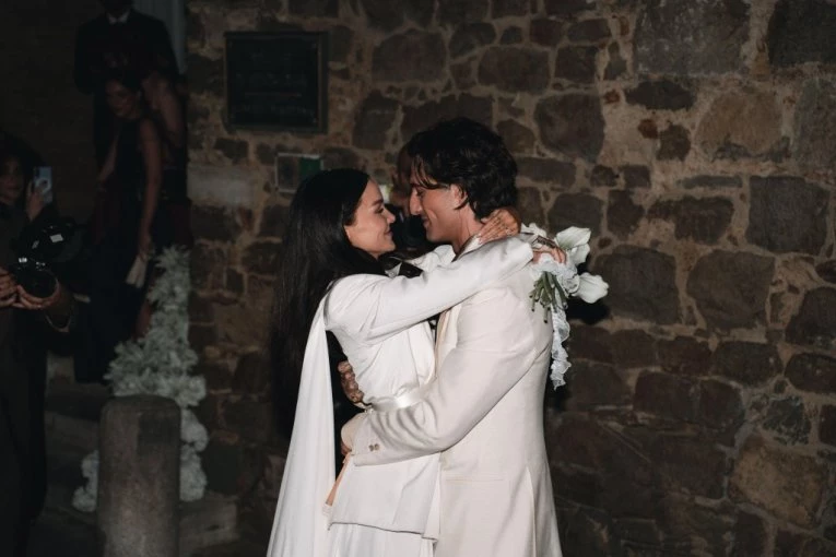 ZAVIRITE NA VENČANJE ROKERA I SLAVNE GLUMICE: Procurile fotografije nastale pre intimne ceremonije! (GALERIJA)