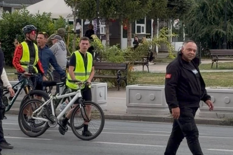UHAPŠEN ZORAN SEKERUŠ! Nakon stravičnog napada sekirom na štand SNS završio sa lisicima!
