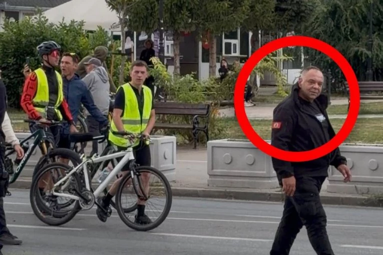 OVO JE STRAŠNO! BLOKADER KRVNIČKI RAZBIJAO SNS ŠTANDOVE! Zoran Sekeruš povredio DVOJE LJUDI! (VIDEO)