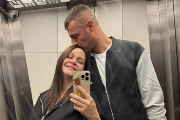 KAD JE MAMA DOBRO, BIĆE I DECA: Silvija Nedeljković izašla iz porodišta, suprug Saša Stamenković ne krije sreću!