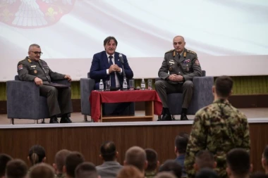 Ministar Gašić razgovarao sa kadetima i učenicima vojnih škola