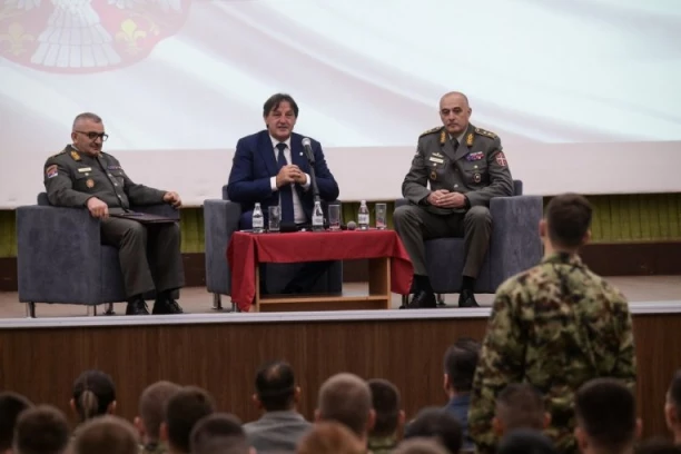 Ministar Gašić razgovarao sa kadetima i učenicima vojnih škola