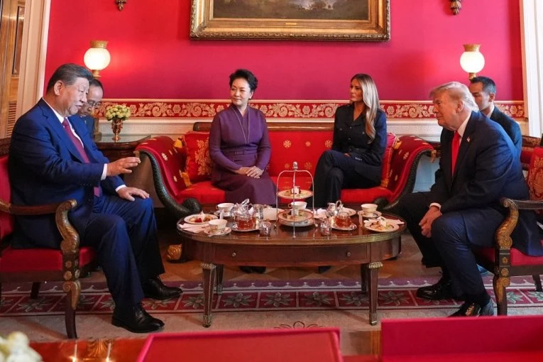 "IMALI SMO IZVANREDNU POSETU DVOJE SPEKTAKULARNIH LJUDI!" Tramp i Si na čajanki u Beloj kući - lider SAD ignorisao pitanja novinara, evo šta im je poručio (FOTO)