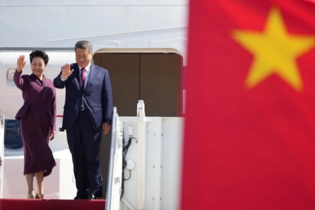 ZAVRŠEN TRODNEVNI SAMIT U VAŠINGTONU NAKON POSETE NACIONALNOM ARHIVU SAD! Si i njegova supruga se ukrcali u avion (FOTO)