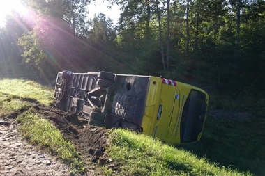 AUTOBUS SLETEO SA PUTA I SURVAO SE U KANAL! Policija traga za vozačem