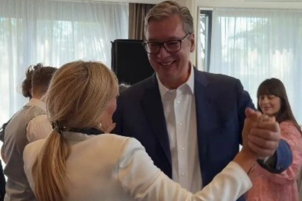 "JA SAM NESUMNJIVO GREŠIO, HVALA ŠTO STE ISTRAJALI.." Vučić emotivan - predsednik napravio koktel za sve zaposlene u Predsedništvu! (VIDEO)