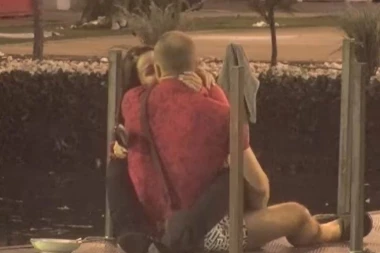 BACIO BURMU SA RUKE PA DOHVATIO CIMERKU! Oženjeni takmičar PRED MILIONSKIM AUDITORIJUMOM LJUBI SLAĐU - SKANDAL! (VIDEO)