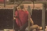 BACIO BURMU SA RUKE PA DOHVATIO CIMERKU! Oženjeni takmičar PRED MILIONSKIM AUDITORIJUMOM LJUBI SLAĐU - SKANDAL! (VIDEO)