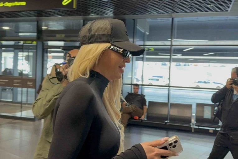 KARLEUŠA UHVAĆENA SA 25 GODINA MLAĐIM MANEKENOM, SAČEKAO JE U BESNOJ MAŠINI: Kamere usnimile susret na aerodromu! (VIDEO)