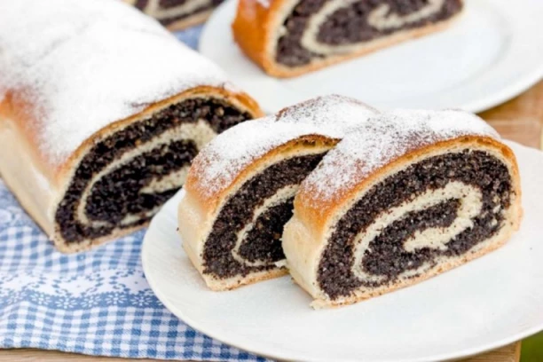 Domaća ŠTRUDLA SA MAKOM: Meko testo i bogat, sočni fil  - bakin recept bez greške