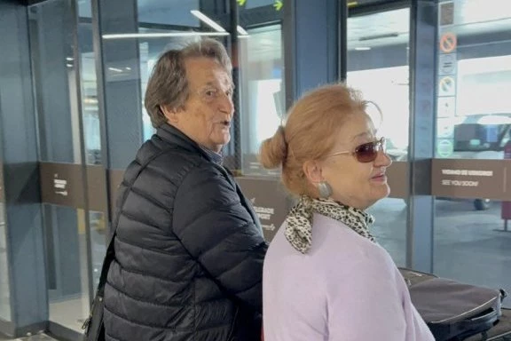LEGENDARNI PEVAČ I NJEGOVA SUPRUGA IZAZVALI HAOS NA AERODROMU! Evo kako danas izgleda tvorac NAJVEĆEG KAFANSKOG HITA! (VIDEO)