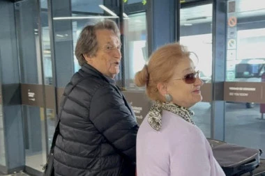LEGENDARNI PEVAČ I NJEGOVA SUPRUGA IZAZVALI HAOS NA AERODROMU! Evo kako danas izgleda tvorac NAJVEĆEG KAFANSKOG HITA! (VIDEO)