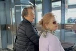 LEGENDARNI PEVAČ I NJEGOVA SUPRUGA IZAZVALI HAOS NA AERODROMU! Evo kako danas izgleda tvorac NAJVEĆEG KAFANSKOG HITA! (VIDEO)
