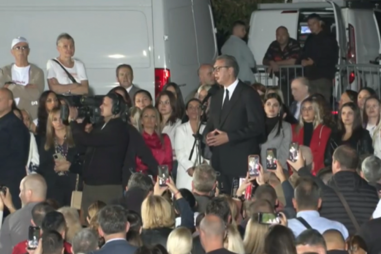 Vučić se poklonio narodu ispred Predsedništva