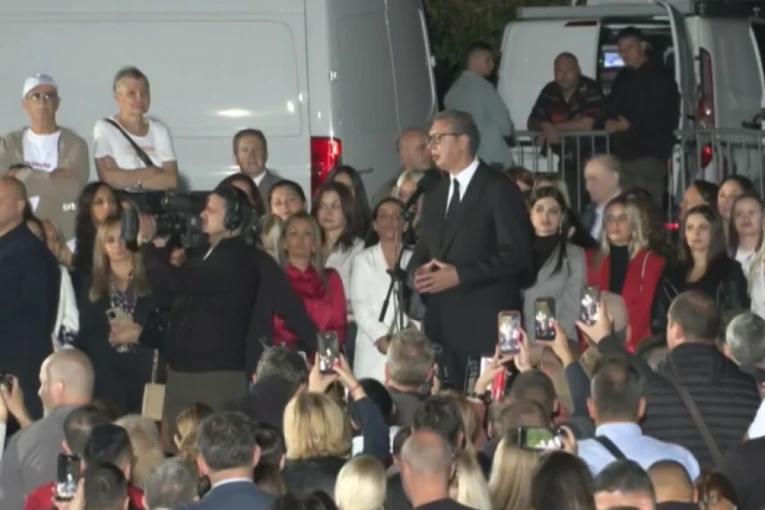 VUČIĆ STIGAO U PREDSEDNIŠTVO: Ogroman broj naroda se okupio - "Hvala vam na podršci"