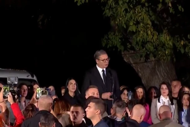 "SLUŽIO SAM ČASNO I POŠTENO SVOJA DVA PREDSEDNIČKA MANDATA!" VUČIĆ STIGAO U PREDSEDNIŠTVO: Ogroman broj naroda se okupio: "Hvala vam na podršci"