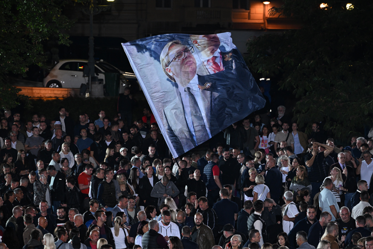 Vučić se poklonio narodu ispred Predsedništva