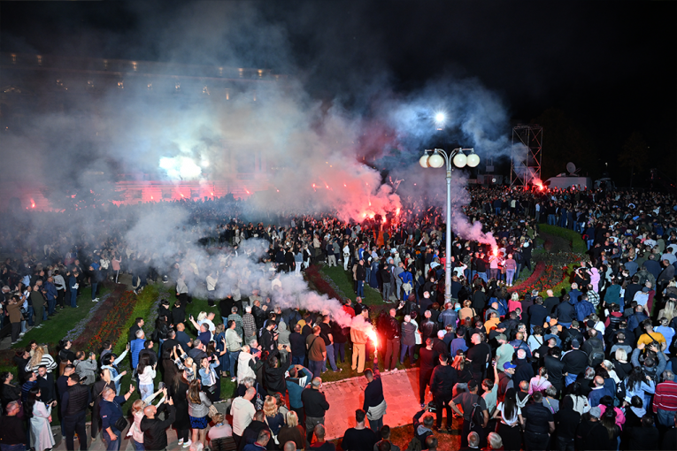 Vučić se poklonio narodu ispred Predsedništva