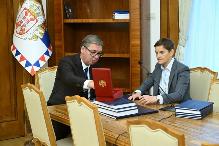 VUČIĆ PREDAO DUŽNOST ANI BRNABIĆ! Ona od danas na čelu Srbije do izbora novog predsednika