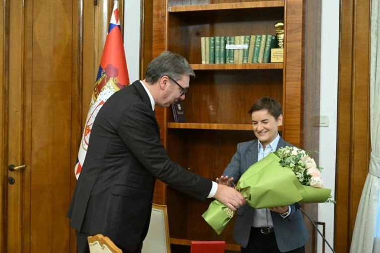 VUČIĆ IZNENADIO ANU BRNABIĆ: Srećan ti rođendan i neka ti je srećno preuzimanje!