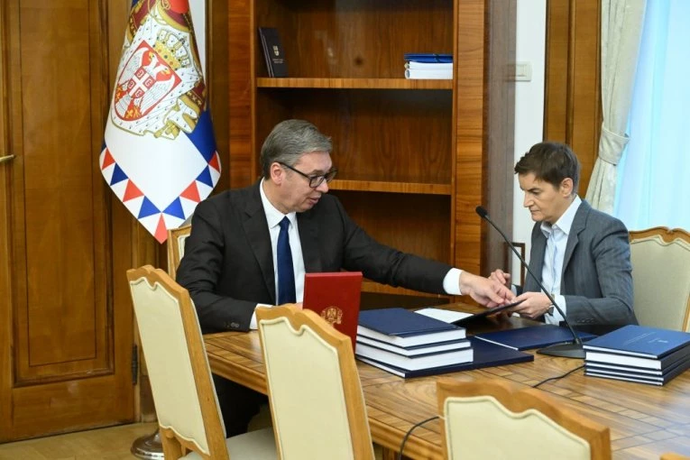 "PREDAO SAM DUŽNOST..." Oglasio se Vučić iz Predsedništva, bliski saradnici ga ispratili u suzama (VIDEO)