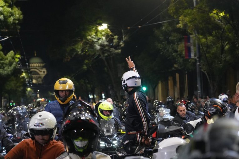 Vučić se poklonio narodu ispred Predsedništva