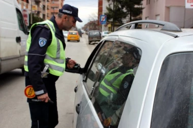 VELIKA AKCIJA POLICIJE U PUNOM JEKU! Stroga kontrola korišćenja mobilnih telefona u vožnji - fokus i na JEDNOJ stvari kod pešaka!