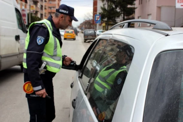 VELIKA AKCIJA POLICIJE U PUNOM JEKU! Stroga kontrola korišćenja mobilnih telefona u vožnji - fokus i na JEDNOJ stvari kod pešaka!