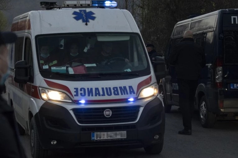 KATASTROFA! Dete (10) trotinetom udarilo u automobil -  hitno prevezeno u Tiršovu!