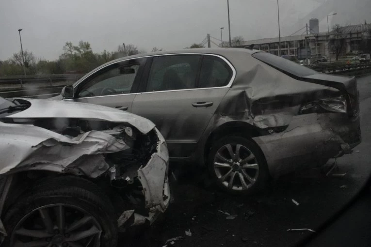 PREVRNUO SE AUTOMOBIL NA PUTU, DVE DEVOJČICE TEŠKO POVREĐENE! Vozač sleteo s kolovoza, stravičan prizor na licu mesta