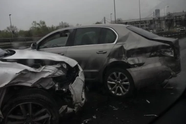 PREVRNUO SE AUTOMOBIL NA PUTU, DVE DEVOJČICE TEŠKO POVREĐENE! Vozač sleteo s kolovoza, stravičan prizor na licu mesta